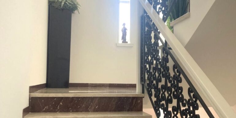 Abitazione ristrutturata più ampi spazi commerciali