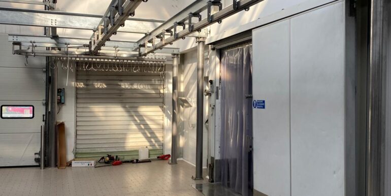 Capannone indipendente con celle frigo