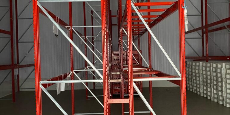 Capannone indipendente con celle frigo