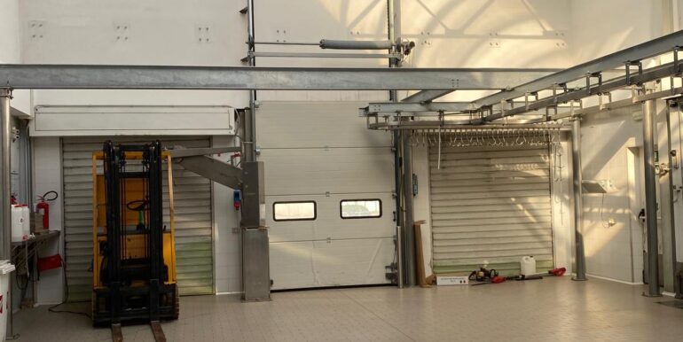 Capannone indipendente con celle frigo