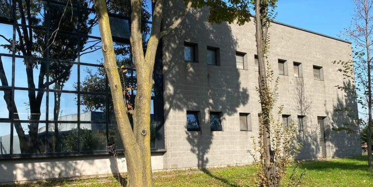 Capannone indipendente con celle frigo