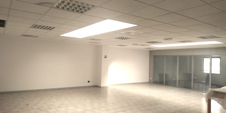 Ampio ufficio con parcheggio