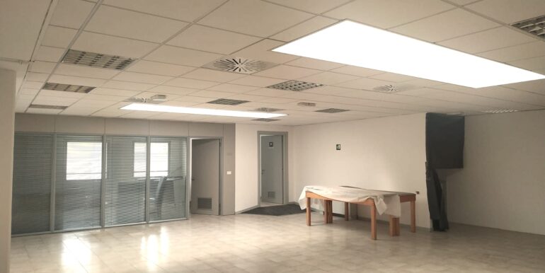 Ampio ufficio con parcheggio