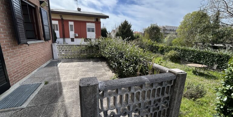 Villa di testa con ampio giardino privato