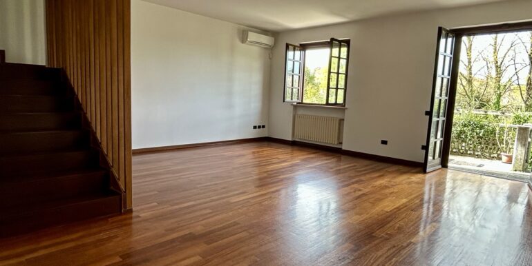 Villa di testa con ampio giardino privato