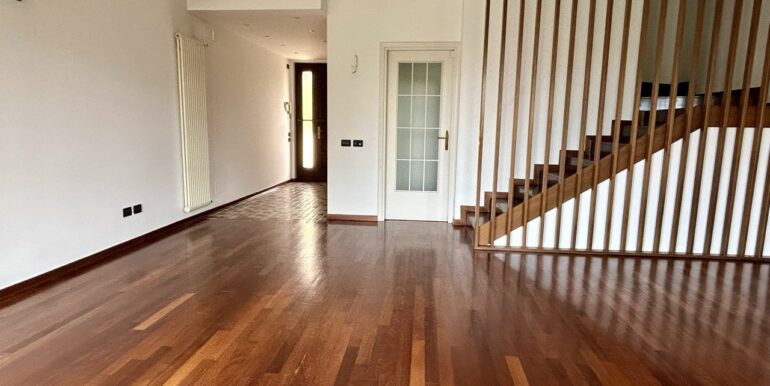 Villa di testa con ampio giardino privato