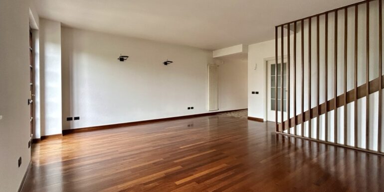 Villa di testa con ampio giardino privato