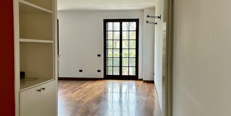 Villa di testa con ampio giardino privato