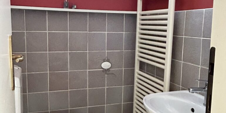 Villa di testa con ampio giardino privato