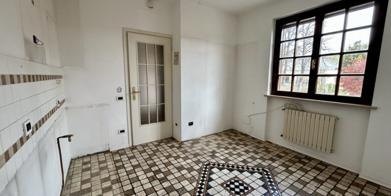 Villa di testa con ampio giardino privato