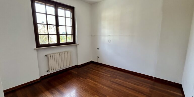 Villa di testa con ampio giardino privato