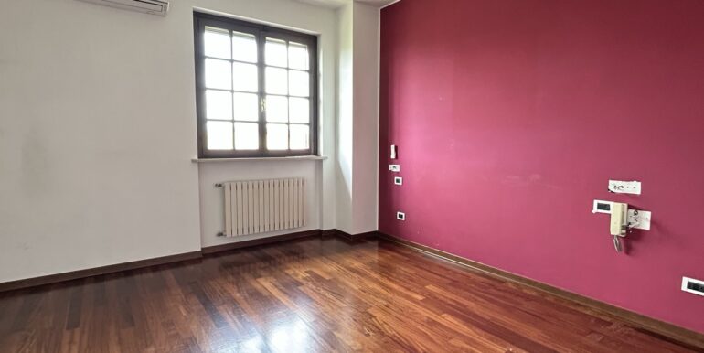 Villa di testa con ampio giardino privato