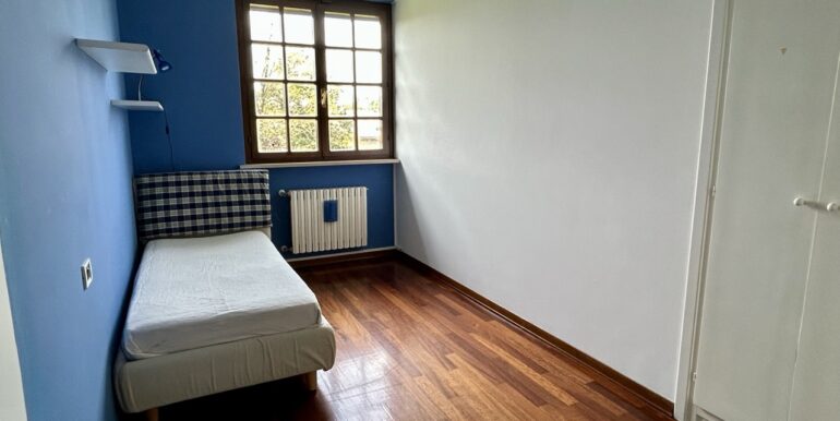 Villa di testa con ampio giardino privato