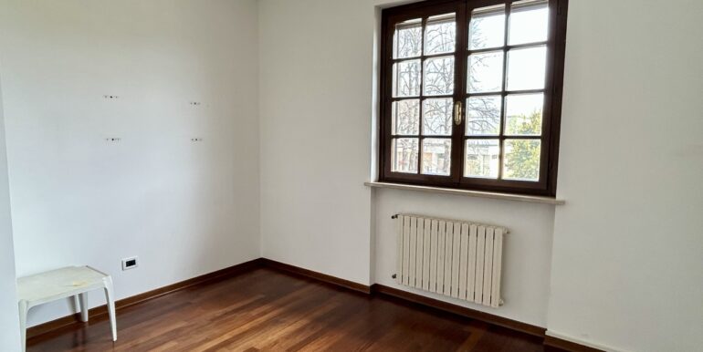 Villa di testa con ampio giardino privato