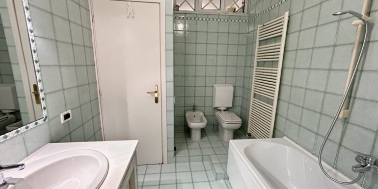 Villa di testa con ampio giardino privato