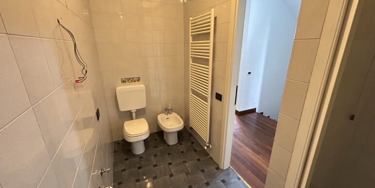 Villa di testa con ampio giardino privato