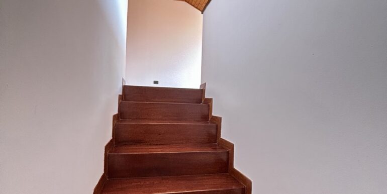 Villa di testa con ampio giardino privato