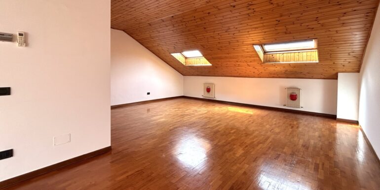 Villa di testa con ampio giardino privato