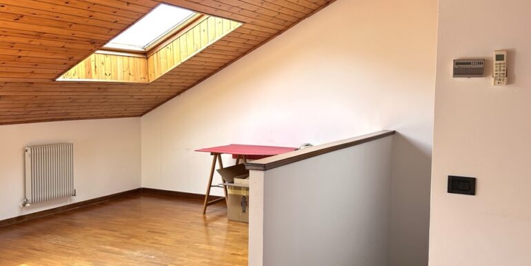 Villa di testa con ampio giardino privato