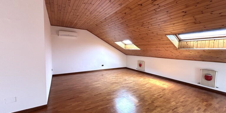 Villa di testa con ampio giardino privato