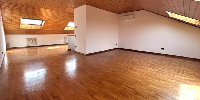 Villa di testa con ampio giardino privato