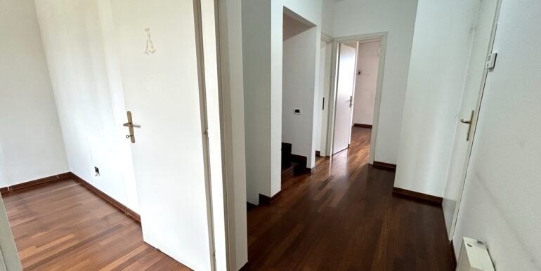 Villa di testa con ampio giardino privato