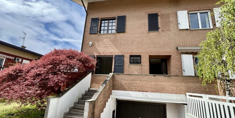 Villa di testa con ampio giardino privato