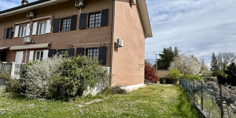 Villa di testa con ampio giardino privato