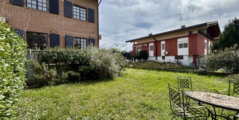 Villa di testa con ampio giardino privato