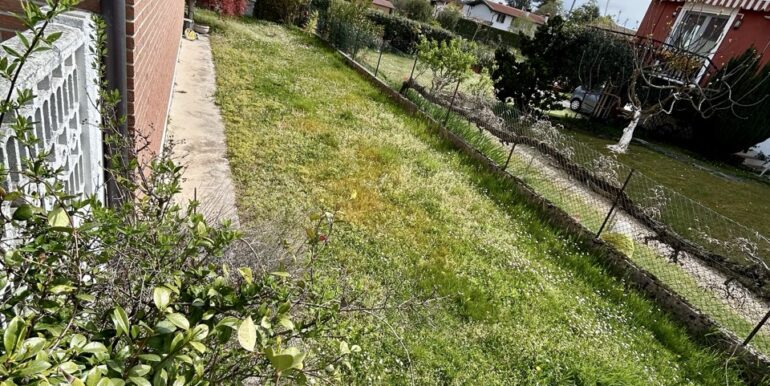 Villa di testa con ampio giardino privato