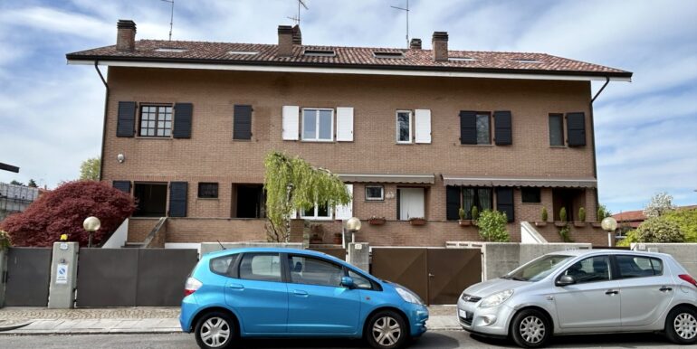 Villa di testa con ampio giardino privato