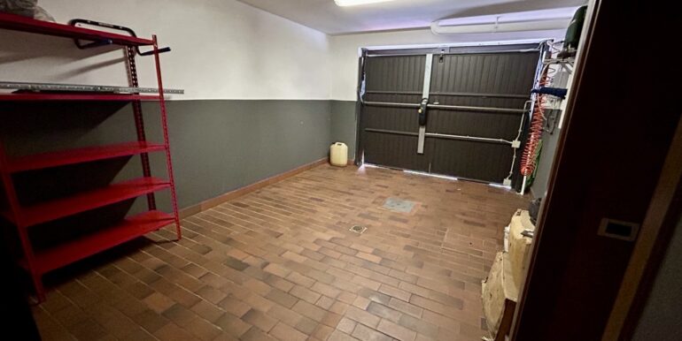 Villa di testa con ampio giardino privato