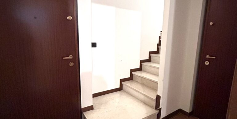 Villa di testa con ampio giardino privato