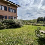 Villa di testa con ampio giardino privato