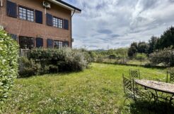 Villa di testa con ampio giardino privato