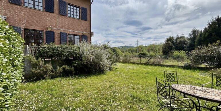 Villa di testa con ampio giardino privato