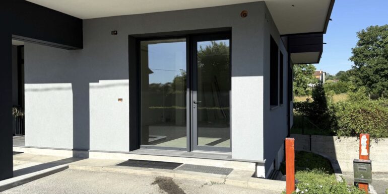 Locale commerciale vetrinato di 54mq