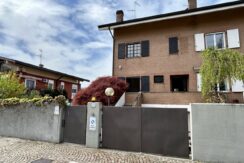 Villa di testa con ampio giardino privato