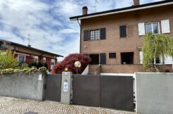 Villa di testa con ampio giardino privato