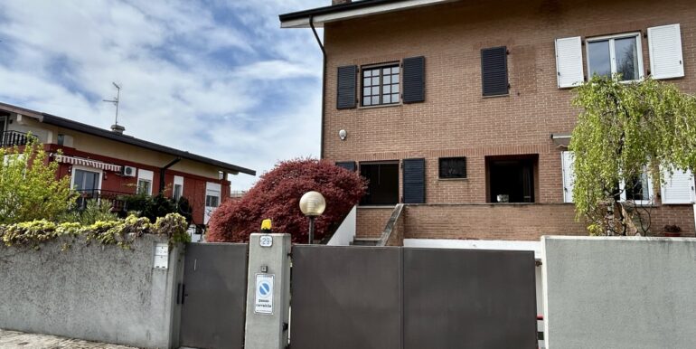 Villa di testa con ampio giardino privato