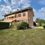 Villa di testa con ampio giardino privato
