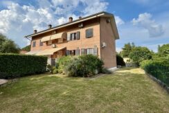Villa di testa con ampio giardino privato