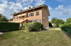 Villa di testa con ampio giardino privato
