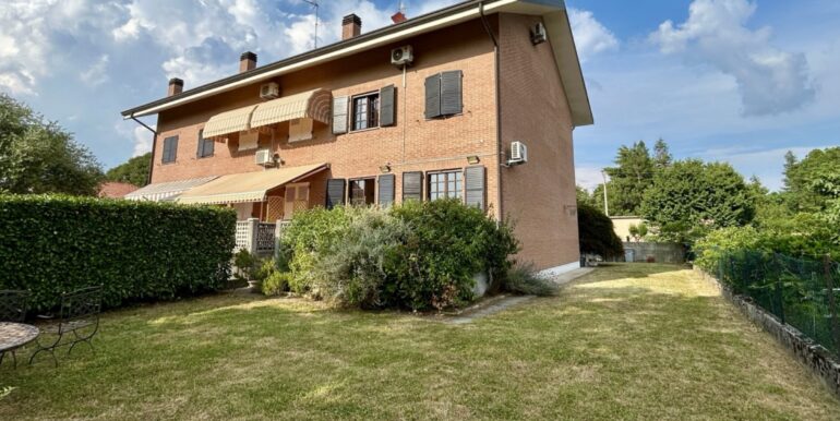 Villa di testa con ampio giardino privato