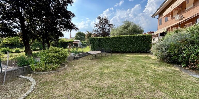 Villa di testa con ampio giardino privato