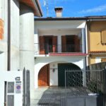 Casa bicamere con studio e cortile