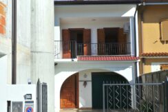 Casa bicamere con studio e cortile