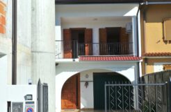 Casa bicamere con studio e cortile