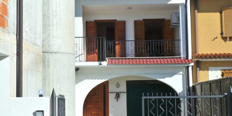 Casa bicamere con studio e cortile