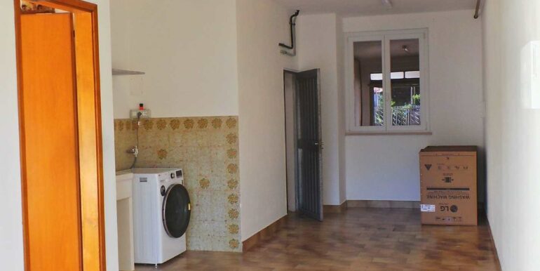 Casa bicamere con studio e cortile